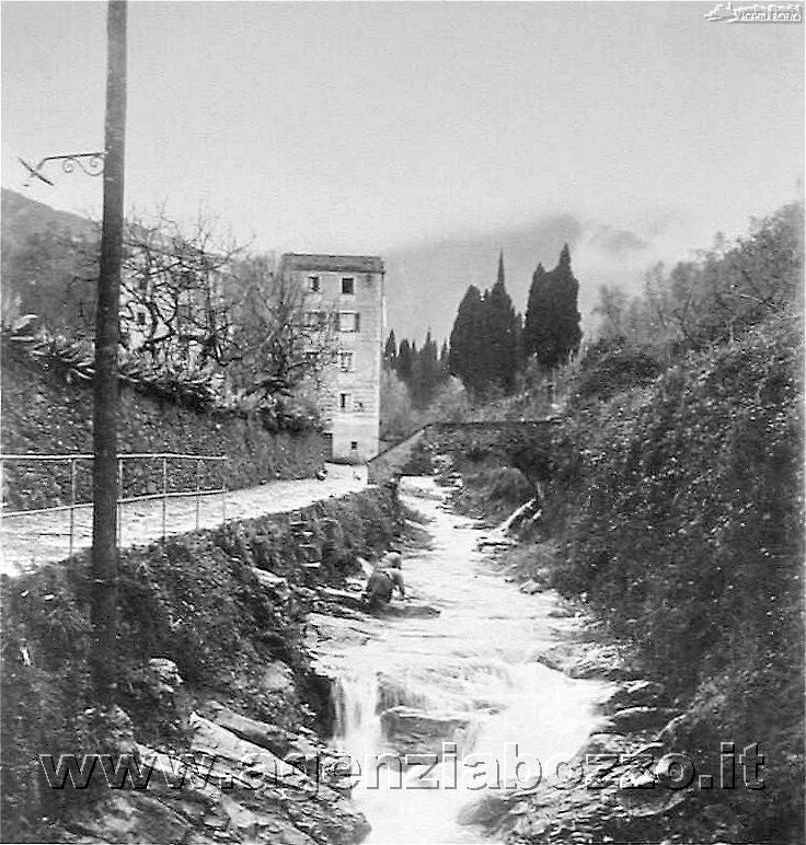 Album Fotografico Di Camogli Antica Agenzia Bozzo Camogli Rio Gentile 1900 Vista Verso Monte Con Lavandaia E Ponte In Pietra