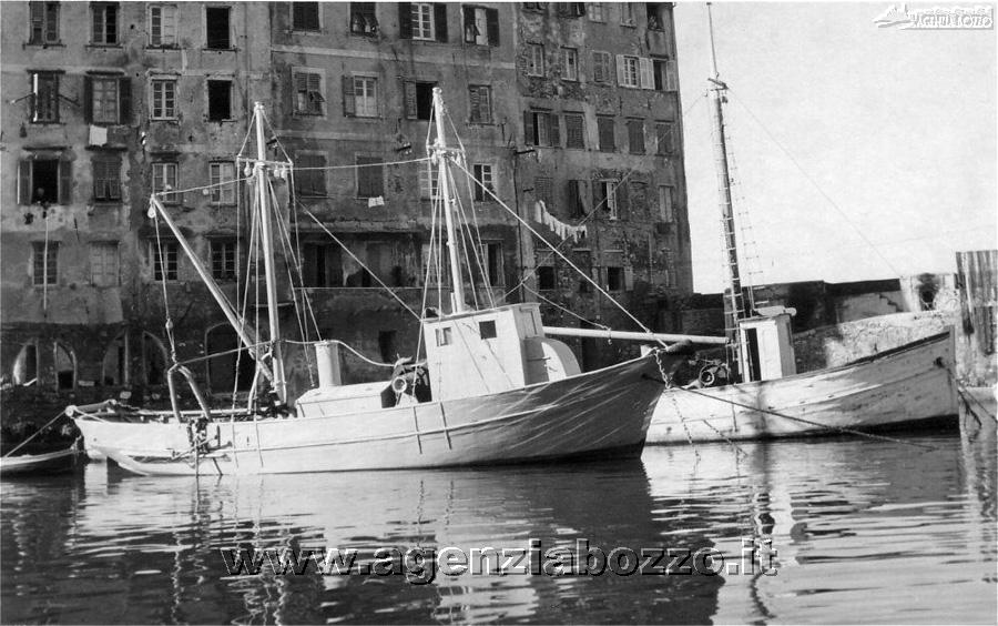 Foto antica Anni 40 vintage Barca Peschereccio  Affondato Agfa brovira-porto 