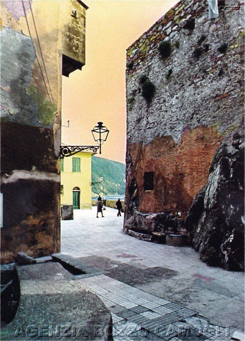 Camogli, Castel Dragone, piazzale d'ingresso e canonica