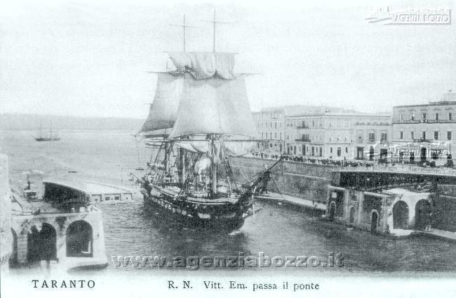 3026C_RN_Vittorio_Emanuele_pirofregata_entra_a_Taranto_1890_cartolina.jpg